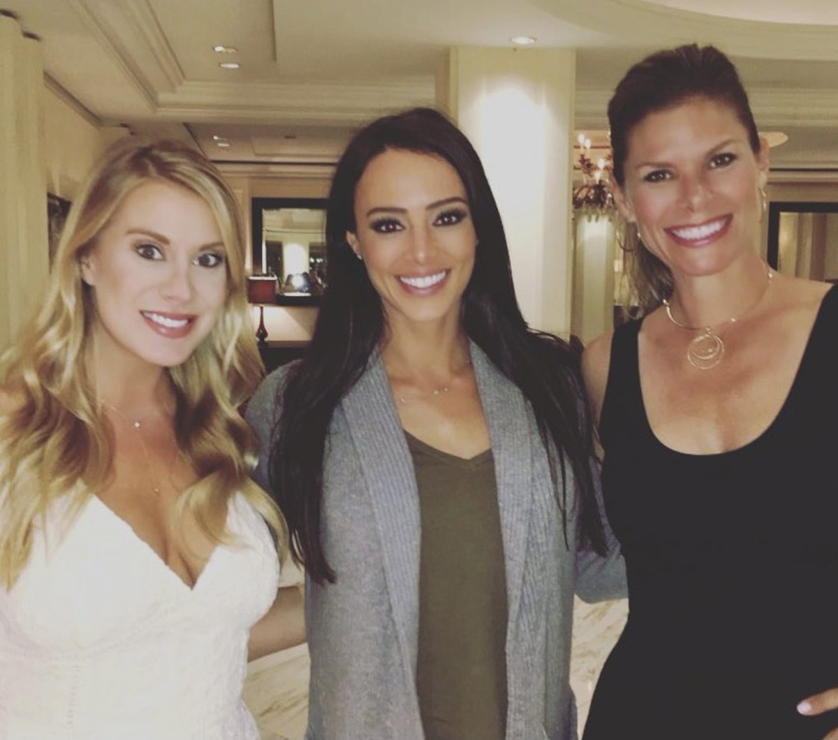 kaitlynvincie's tweet photo. Miss the @SupercrossLIVE family! Cheers to the new season kicking off tonight. ๐๐ป #gatedrop https://t.co/PX0X3gJBhQ