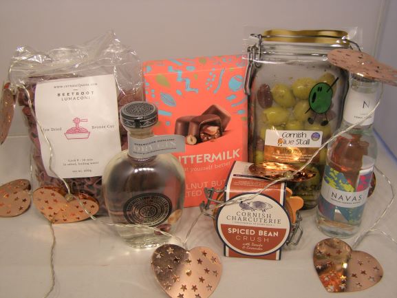 We have been creating valentines day hampers behind the scenes including to meal hampers one suitable for Vegan and vegetarian.  Featuring Cornish Beetroot Lumaconi  with spiced beans crush and olives. Followed by a gin and tonic. All products are made in Cornwall. 
#Cornwall