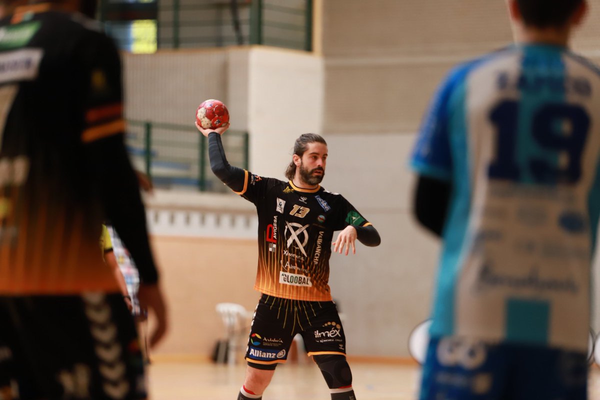AngelXimenezBM's tweet photo. 📸 ¡Os dejamos algunas imágenes de la final de la 🏆 Copa de Andalucía! 🤾♂️
🖼 @JC_audiovisual también estuvo en el partido y no ha dudado en ofrecernos un anticipo del álbum. ¡Ahora deseamos ver el resto! 🤩
🙌 ¡VAMOS, MI GENIL! 🙌
#Sextacampeones #VamosMiGenil #VamosAX https://t.co/yjfPpzGsTC