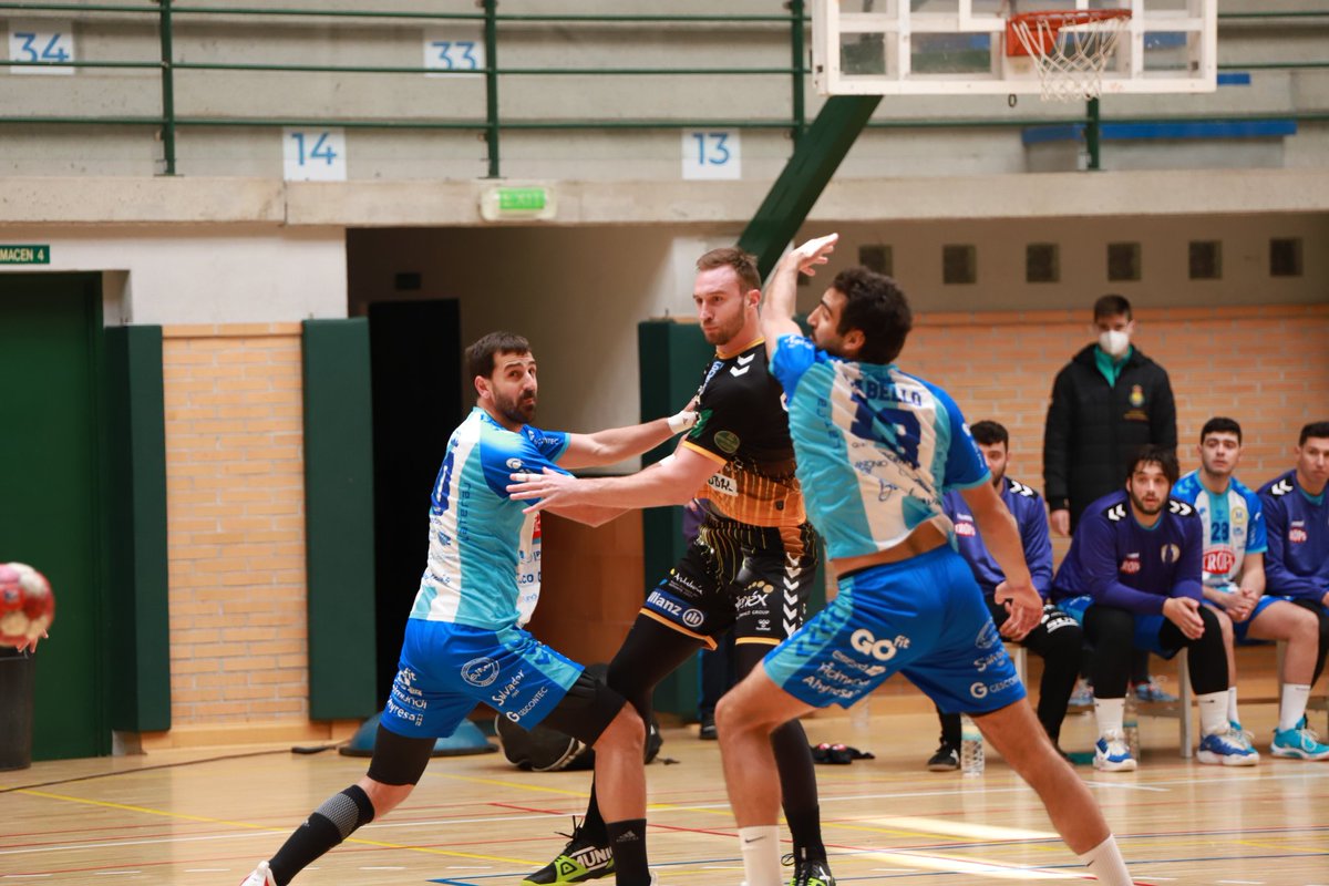 AngelXimenezBM's tweet photo. 📸 ¡Os dejamos algunas imágenes de la final de la 🏆 Copa de Andalucía! 🤾♂️
🖼 @JC_audiovisual también estuvo en el partido y no ha dudado en ofrecernos un anticipo del álbum. ¡Ahora deseamos ver el resto! 🤩
🙌 ¡VAMOS, MI GENIL! 🙌
#Sextacampeones #VamosMiGenil #VamosAX https://t.co/yjfPpzGsTC