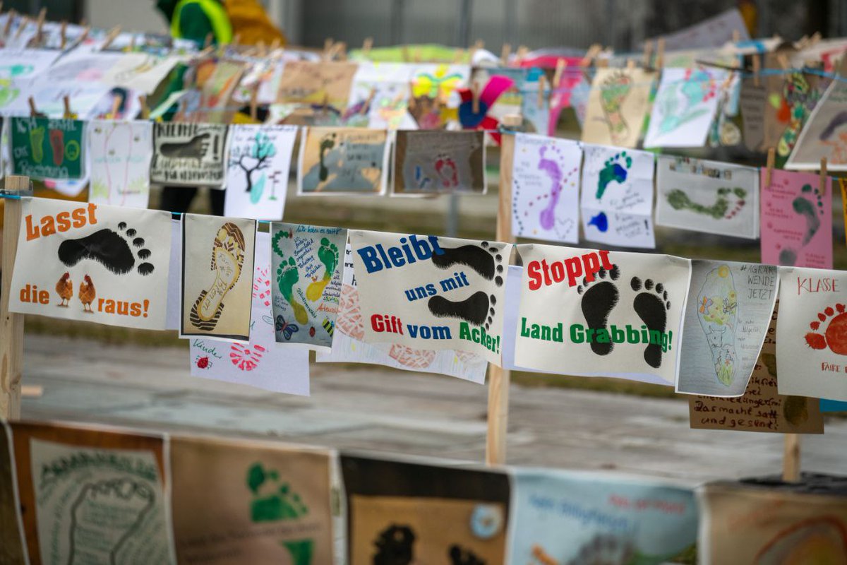 GFGFActionDays's tweet photo. Thanks to @WirHabenEsSatt2 for organising such an amazing protest today! Over 10,000 people sent their footprints to demand a radical shift in agriculture policies in front of the Chancellery Berlin today. People are ready for change! 📢👩🌾🧑🌾✊ https://t.co/7zA7t9jhvO