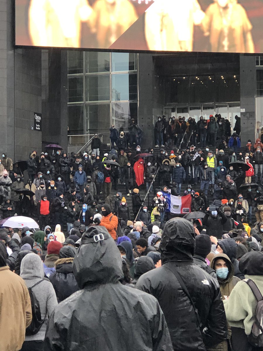 SergioCoronado's tweet photo. Une manif déterminée, très encadrée par les forces de l’ordre, qui fouillent à chaque point de sortie de la manifestation, indistinctement, place de la Bastille. On finit par s’habituer à ces nassages, ces fouilles, etc. #StopLoiSecuriteGlobale https://t.co/978lTguPc7