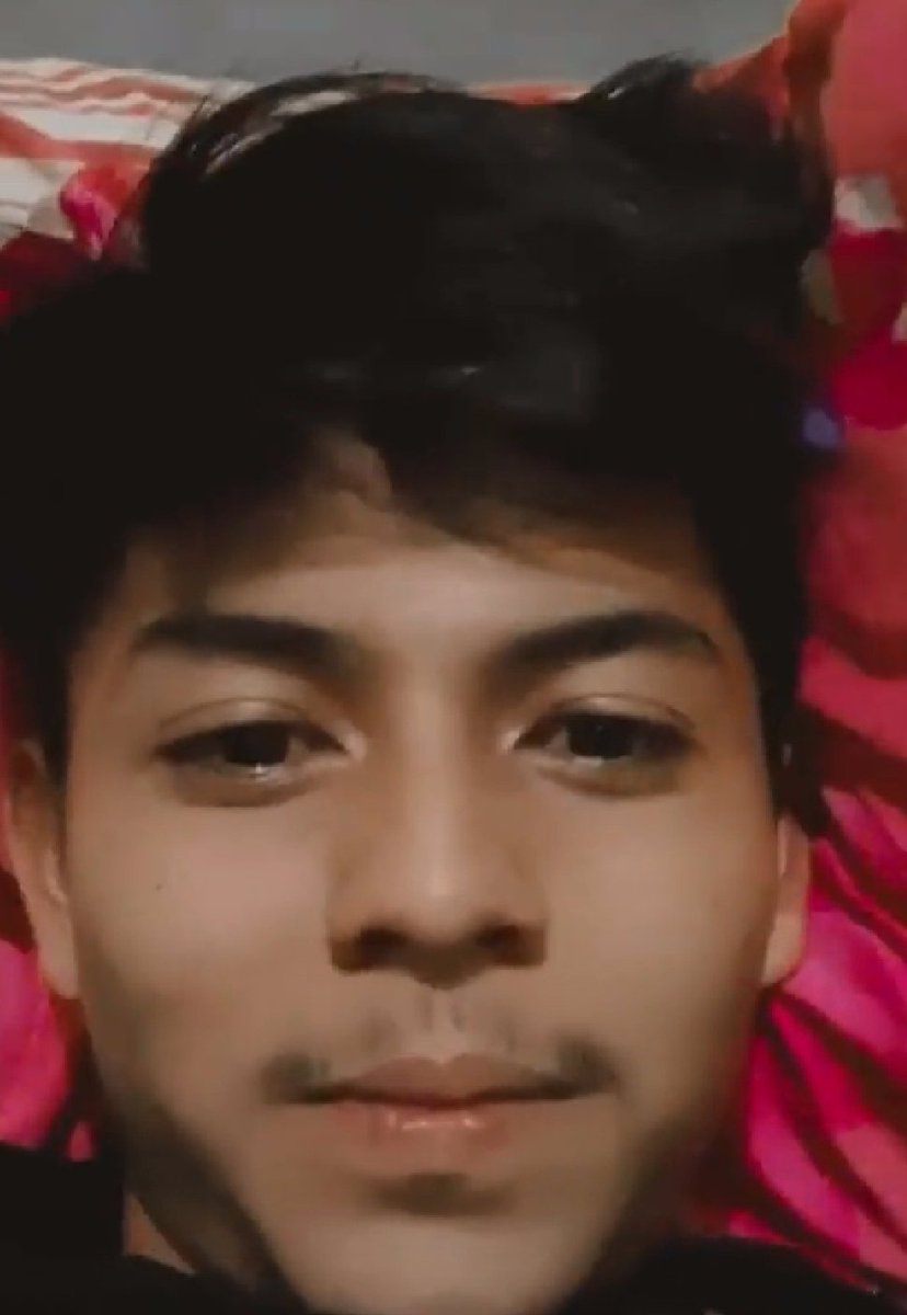 Malam minggu nya di kasur hehe,,,