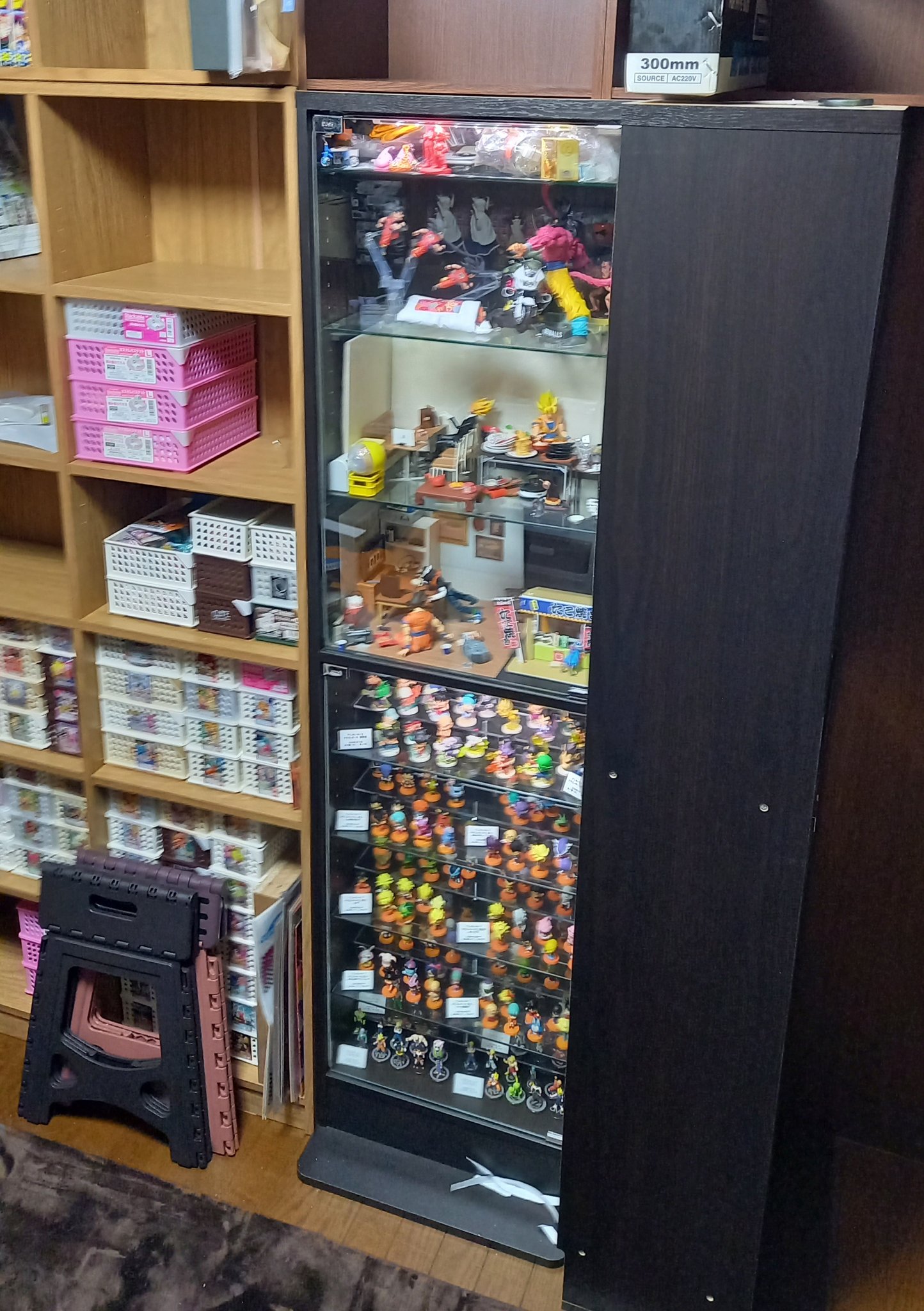 ペキンさん ジャンプ部屋 フィギュアケースを縦にするしか本棚を増やす方法がないところまでひっ迫している 別の部屋にフィギュア ケースを移すにも ゲーム部屋には空きスペースがないし和室は旅館風をギリ維持したい ダイニングは居酒屋の雰囲気を壊し