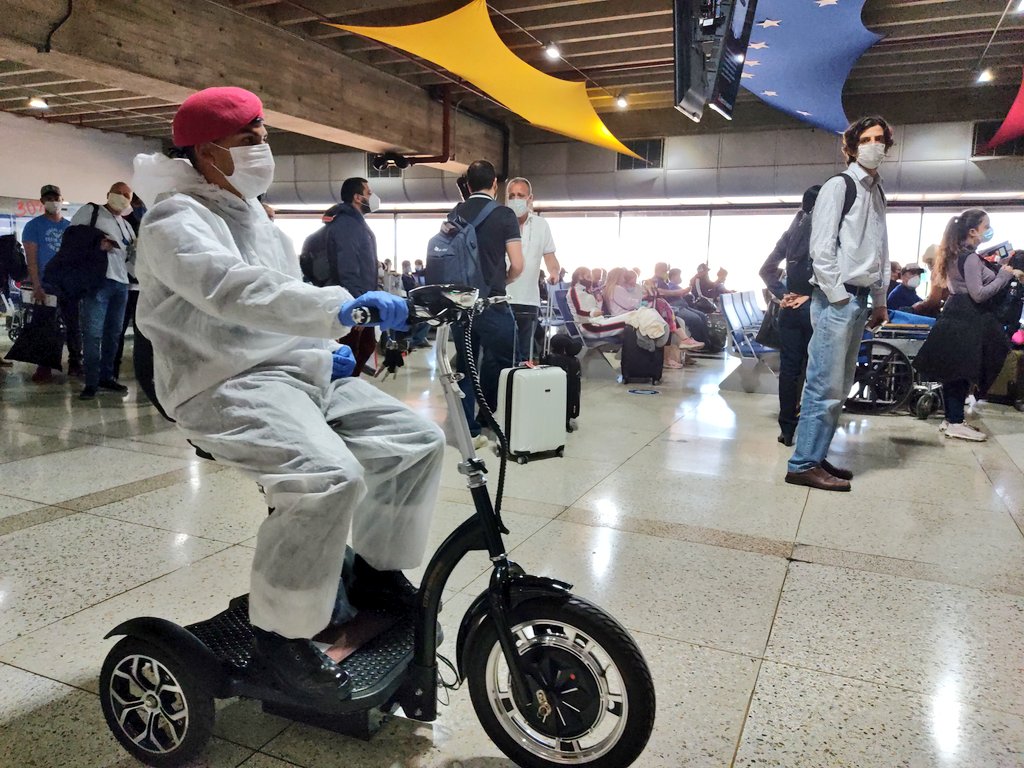 IAIM_VE's tweet photo. #InfoIAIM ✈️|| #16Ene En el Terminal Internacional del principal aeropuerto del país, se aplican las medidas de seguridad que establece el #INAC y la #OACI, además del protocolo en tiempos de pandemia. Pasajeros viajan seguros desde el Aeropuerto de Maiquetía. https://t.co/mvR0CQkSB7