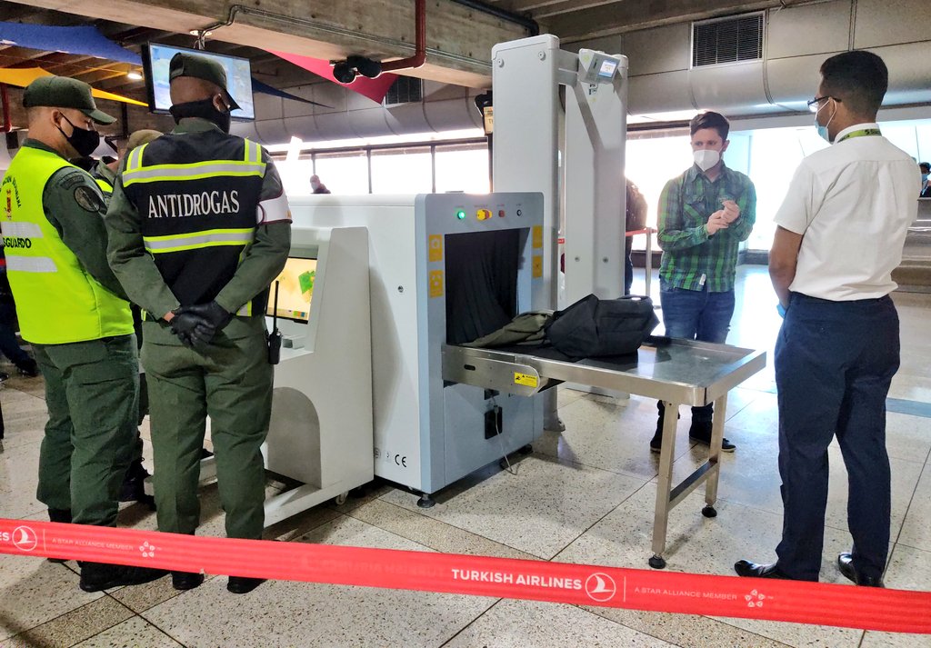 IAIM_VE's tweet photo. #InfoIAIM ✈️|| #16Ene En el Terminal Internacional del principal aeropuerto del país, se aplican las medidas de seguridad que establece el #INAC y la #OACI, además del protocolo en tiempos de pandemia. Pasajeros viajan seguros desde el Aeropuerto de Maiquetía. https://t.co/mvR0CQkSB7