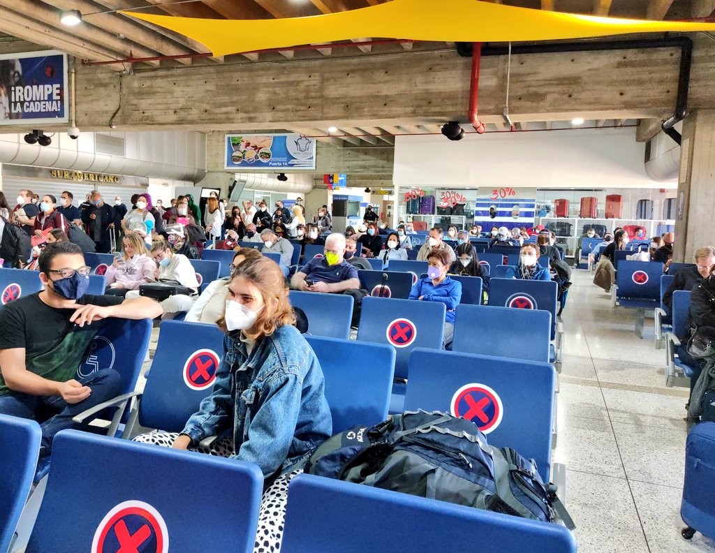 IAIM_VE's tweet photo. #InfoIAIM ✈️|| #16Ene En el Terminal Internacional del principal aeropuerto del país, se aplican las medidas de seguridad que establece el #INAC y la #OACI, además del protocolo en tiempos de pandemia. Pasajeros viajan seguros desde el Aeropuerto de Maiquetía. https://t.co/mvR0CQkSB7