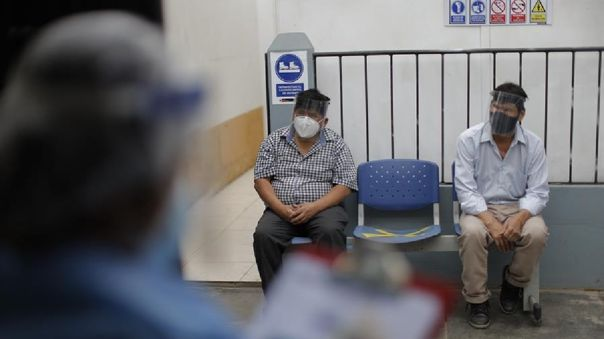 RPPNoticias's tweet photo. Ipsos: Casi la mitad de los peruanos no quiere vacunarse contra la COVID-19. https://t.co/fzfZYOJWDm https://t.co/8tX7j9FWf9