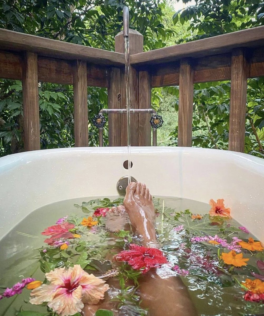 Maryamhasnaa's tweet photo. I won’t settle until I reach that outdoor bath life. https://t.co/ANpTNV54Ej