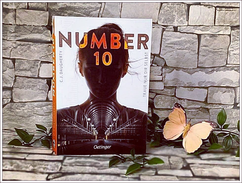 Solara300's tweet photo. Rezi Time! 😁

Ich bin ein Fan von C.J. Daugherty, die einen bildhaften Schreibstil mit einer Mega genialen Reihe "Night School" schon damals kombiniert hatte. 
Umso gespannter war ich auf ihr neuestes Werk "Number 10: Traue nur dir selbst"

Was soll ich sagen...
Megaaaa Auftakt https://t.co/fYiU5gTDzV