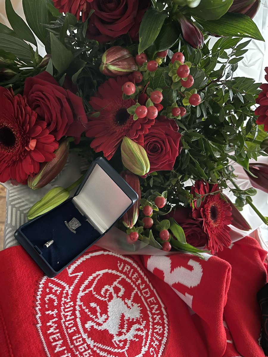 ptbat's tweet photo. Vandaag verrast door @VKfctwente met een mooie bos bloemen, sjaaltje en 25-jarig jubileum speldje. #trots #fctwente #vriendenkringfctwente #ptbat https://t.co/Jyt7cLacX1
