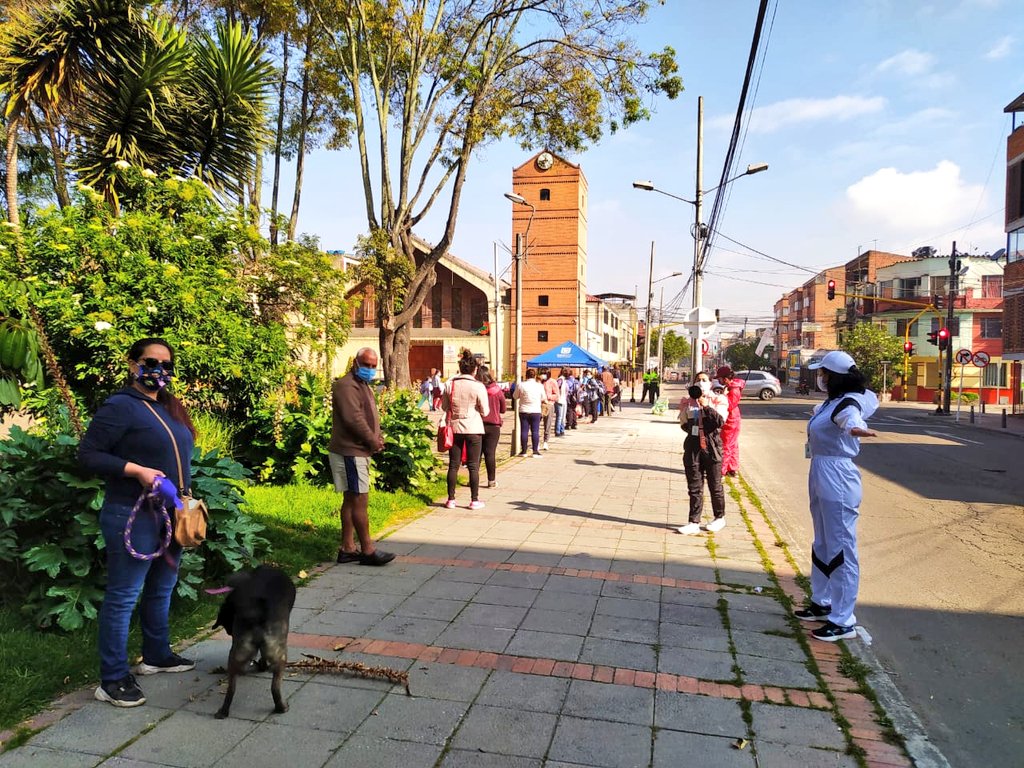📢El COVID-19 sigue entre nosotros, por lo que continuamos nuestras acciones de información, educación y comunicación en la localidad de Teusaquillo, recuerda, el tapabocas debe cubrir siempre la nariz, boca y mentón 😷. #JuntosNosCuidamos. https://t.co/KGS4Wx8dT0