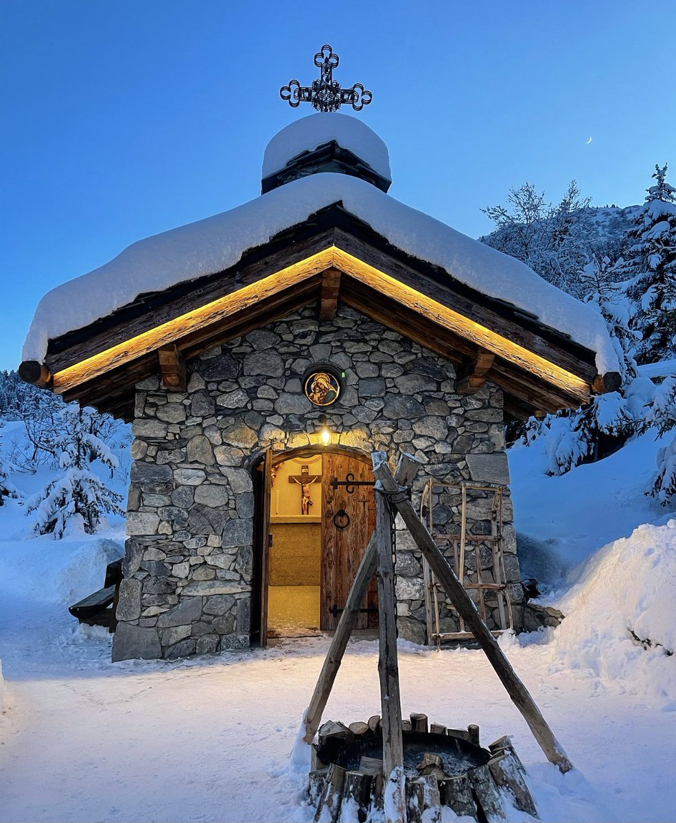 hugoclement's tweet photo. La France et ses petites merveilles cachées dans toutes les régions, même au milieu de la montagne. 😍 https://t.co/YTNYEBz4BA
