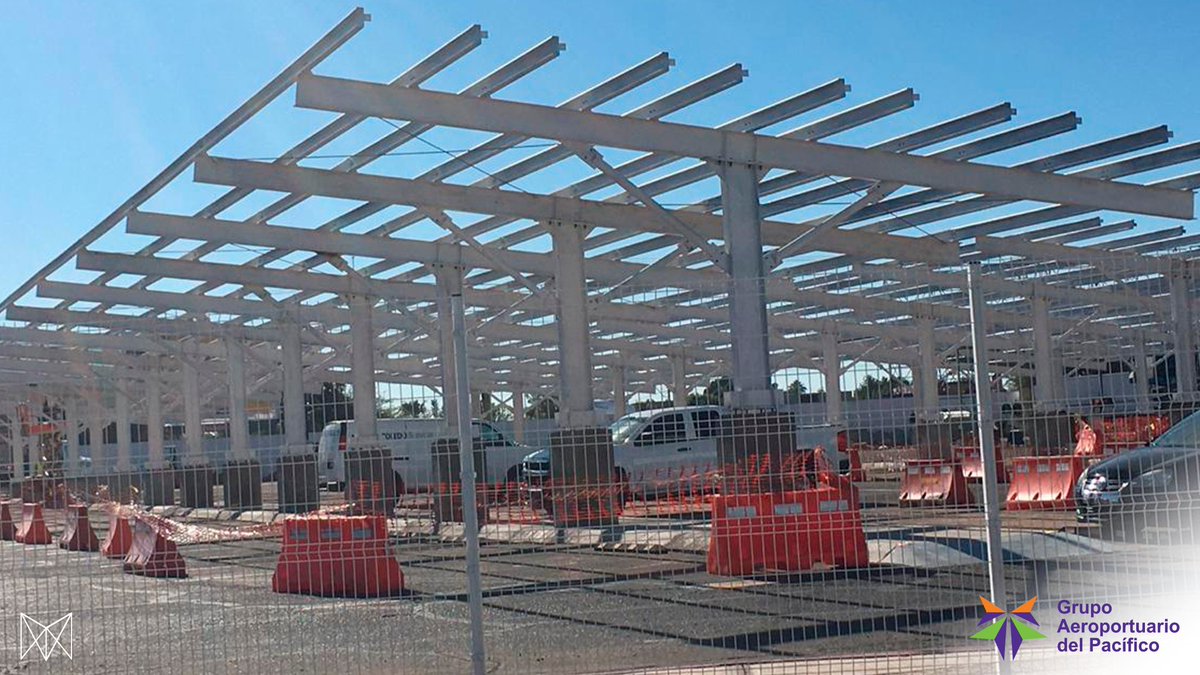 aeropuertosGAP's tweet photo. La instalación de #Carpots en @AptoHermosillo sigue avanzando.
Además de brindar protección a los vehículos, esta estructura de vanguardia generará energía limpia para las funciones de la terminal área. 
Estamos comprometidos con el medio ambiente.🌎💚   #SustentabilidadGAP https://t.co/NbfykSOP37