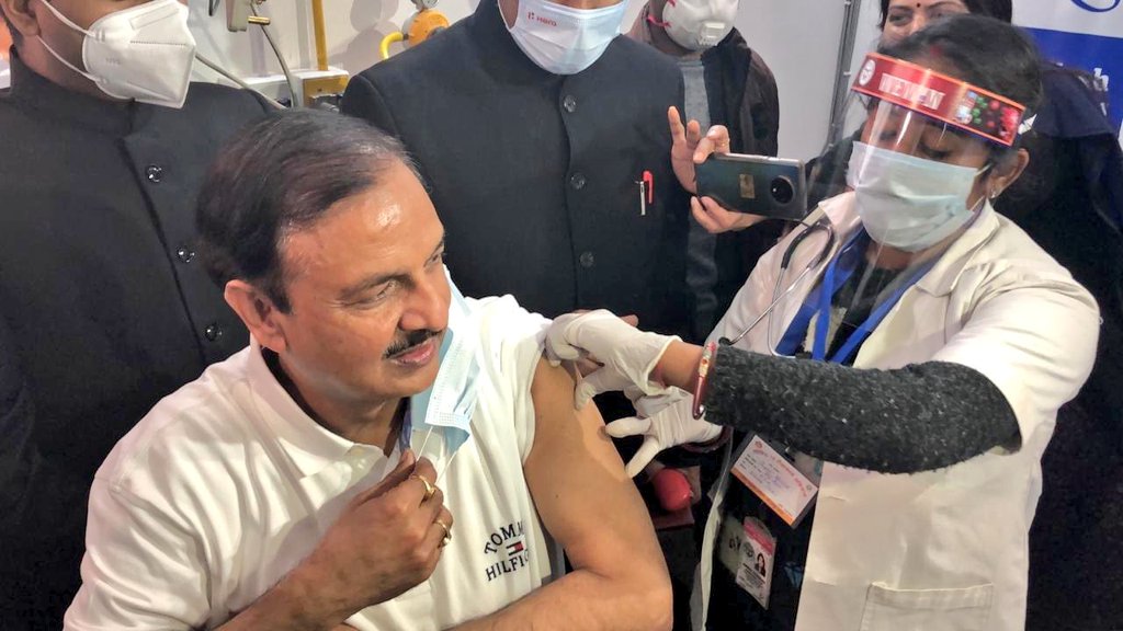 ravibhadoria's tweet photo. माननीय सांसद @dr_maheshsharma जी ने आज एक योद्धा के रूप में कोरोना वैक्सीन लगवाई। डॉक्टर साहब ने कोरोना संकट के दौरान जिस प्रकार जन जन की सेवा की आज उसी प्रकार सबसे आगे आकर जन जन में विश्वास जगाने के लिए स्वयं को प्रस्तुत किया, हमें गर्व है अपने सांसद पर।🙏🙏 https://t.co/mEikS6DzuP