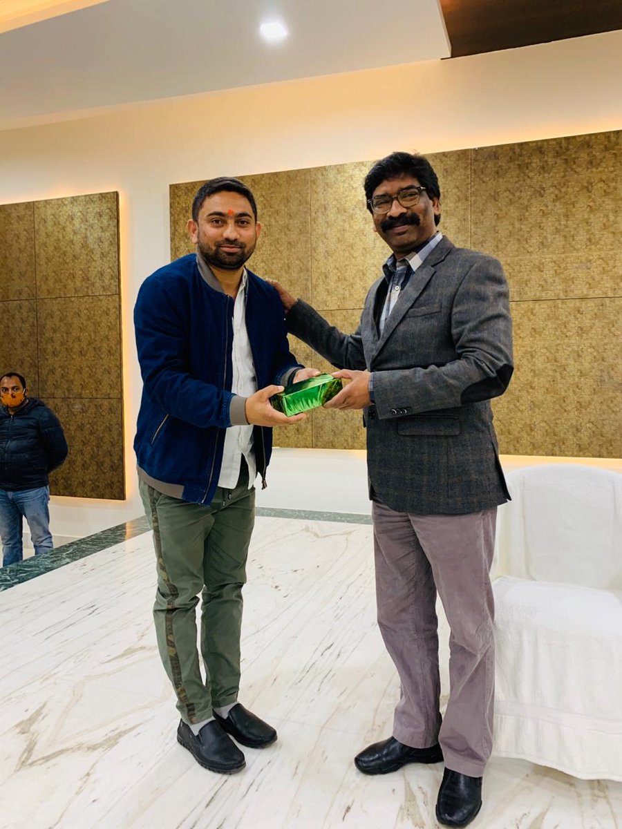 सोशल मीडिया पर अपना लोहा मनवाने वाले झामुमो के युवा साथी और मेरे विभागीय प्रतिनिधि भाई <a href="/KishanGuptaJmm/">Kishan Gupta</a> जी को बहुत सारी बधाई एवं शुभकामनाएं।

आप स्वस्थ रहें, सकुशल रहें और भाषा की मर्यादा ना तोड़ते हुए विपक्षियों के दांत खट्टे करते रहें। छोटे भाई की उज्ज्वल भविष्य की शुभकामनाएं।