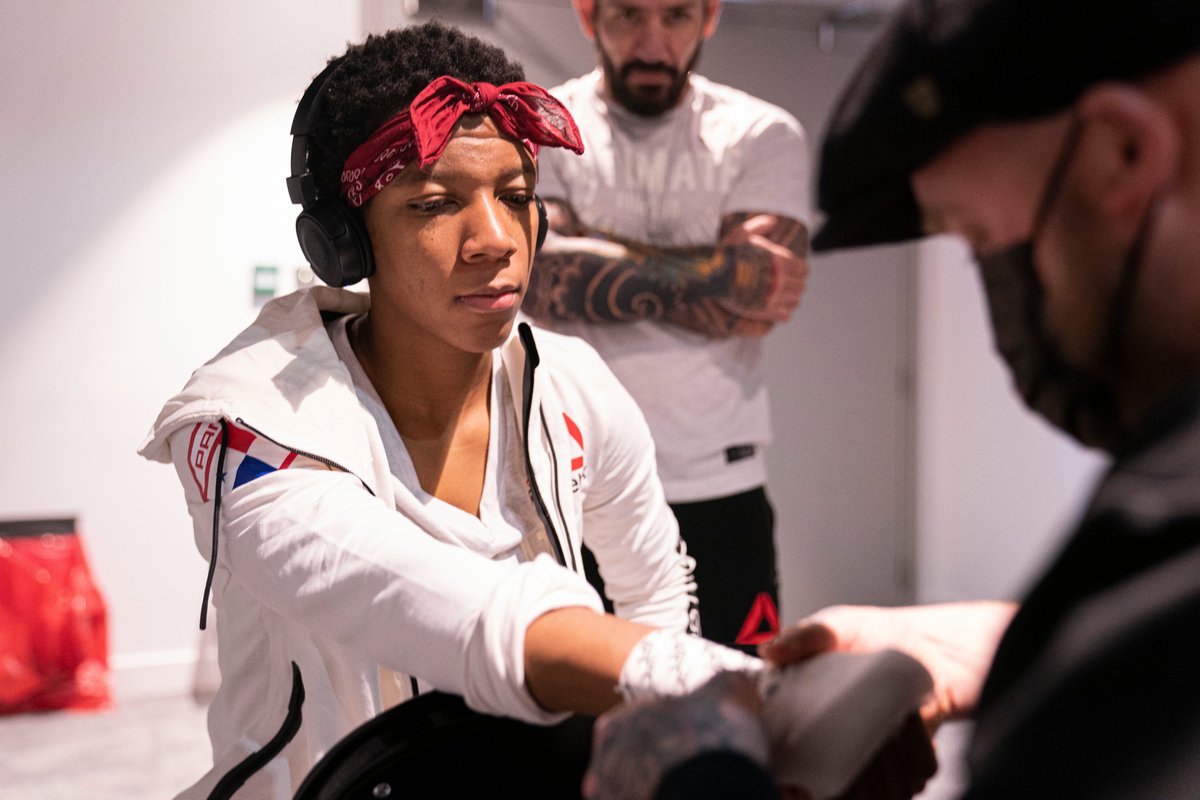 UFCEspanol's tweet photo. Su primer vendaje en UFC, se alista para debutar esta noche @joselyneMma29 🇵🇦 #UFCFightIsland7 https://t.co/IX1HQNHgcz