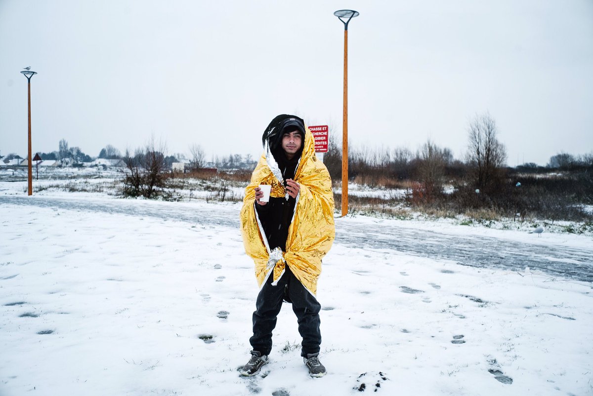 LouisWitter's tweet photo. Aujourd’hui à Calais, il a beaucoup neigé, comme prévu.

Ça n’a pas empêché les forces de l’ordre de saisir 23 tentes pas plus tard qu’hier, malgré les conditions climatiques.

Portrait de Nemat, jeune afghan rêvant du Royaume-Uni, dans la neige ce matin.

https://t.co/vVT8BR20T2 https://t.co/aXSXn2i6ey