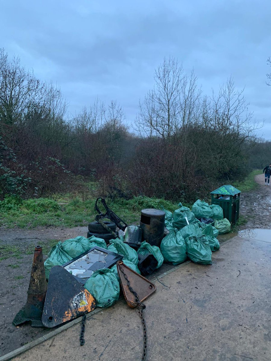 welshharpies's tweet photo. Today’s efforts! 💪🏼 The irony of a bin being pulled out of the reservoir and put beside the ‘official’ bin is not lost on us 😁 thanks to @BarnetCouncil & @Brent_Council for supporting additional collections whilst we push on with #cleantheharp - join us tomorrow! https://t.co/QkjGfW08dU