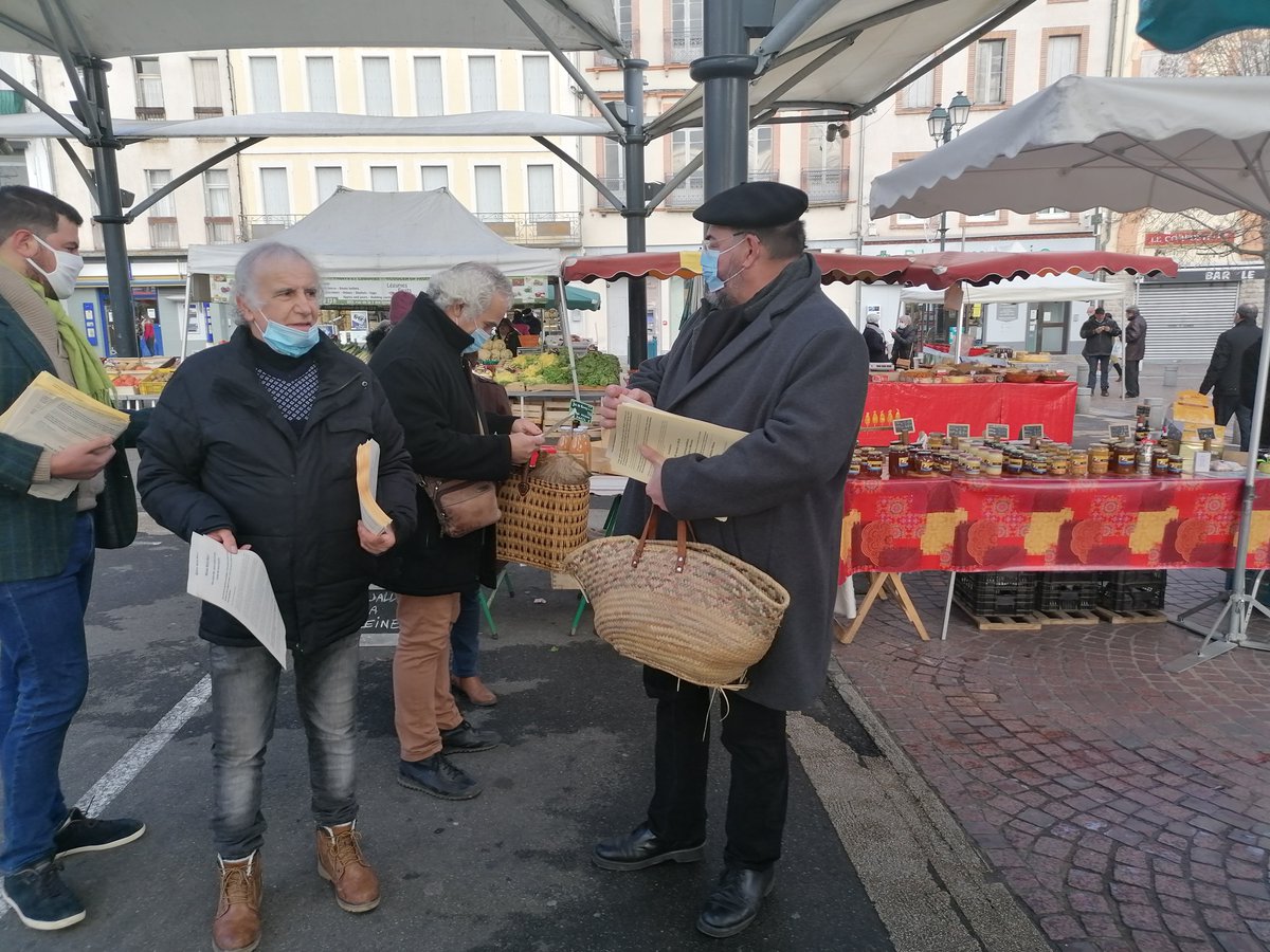 RMaximilien's tweet photo. Malgré le froid, plus de 600 appels diffusés sur le marché.   Prochain rendez-vous, dimanche 24 janvier pour une diffusion massive, une semaine avant le rassemblement Esplanade des Justes à Moissac #RLZ82   #SylviaPinel #Valerie_Rabault #MariePique46 #pcf #pcf82 https://t.co/cQoIib4hwY