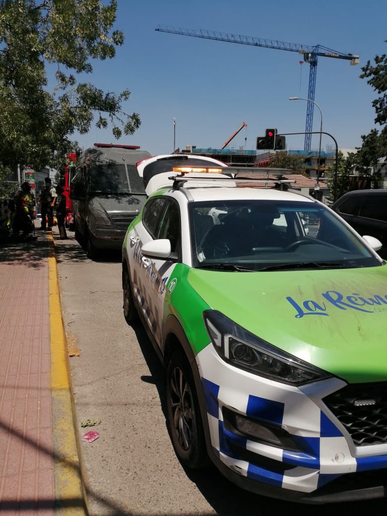 RESCATE EXITOSO 👏🏾

Gracias a todos los vecinos que llamaron al 1419 para alertar sobre un perrito atrapado debajo del puente en Sánchez Fontecilla con Eliecer Parada! 
 
La coordinación de nuestros inspectores con <a href="/bomba2cl/">2a Bomberos Ñuñoa</a> permitió sacarlo y ahora busca un hogar donde vivir ✨