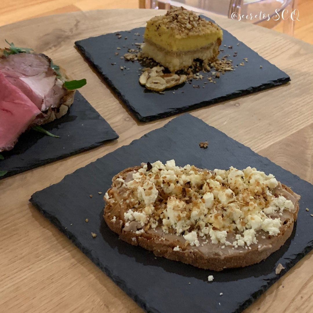 SecretosSCQ's tweet photo. Genial merienda literaria con  @MeldeGalicia @TerneraGallega @slowcompostela @pandecea 
🐝Tosta d Pan Cea, queixo Cebreiro, Castaña d Galicia &amp; Mel d Galicia 🐝Pulga d Ternera Gallega lacada con Mel d Galicia 🐝 Charlota d Castaña d Galicia rellena d bavorois &amp; Mel de Galicia. https://t.co/4HOP0DNrWc