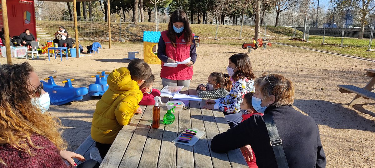 lacapsadelsjocs's tweet photo. Avui hem tingut el taller mediambiental "Construïm un molinet de vent" per part de #AMB 👏👏
#LaCapsadelsJocs #ParcdelBesos #SAB
#AMB #Mediambient #families https://t.co/Ox3ntXvheh