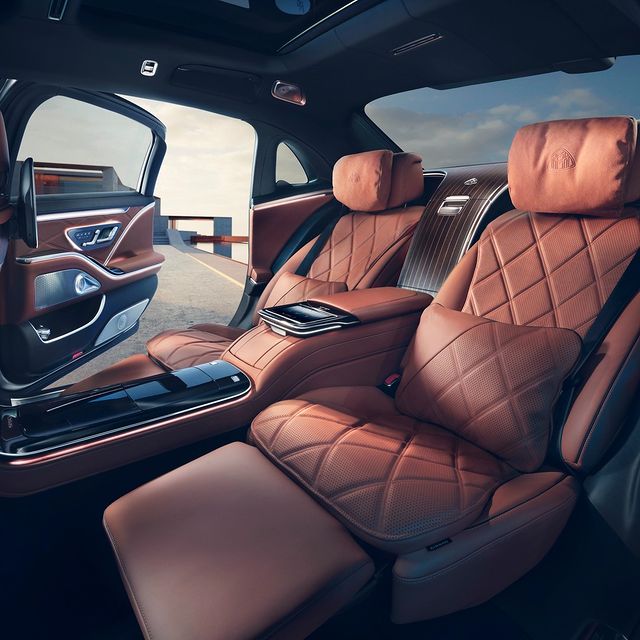Thanks to its optional Chauffeur package, the rear section of the new Mercedes-Maybach S-Class becomes a comfortable working or resting area. #Mercedes #Maybach #SClass
