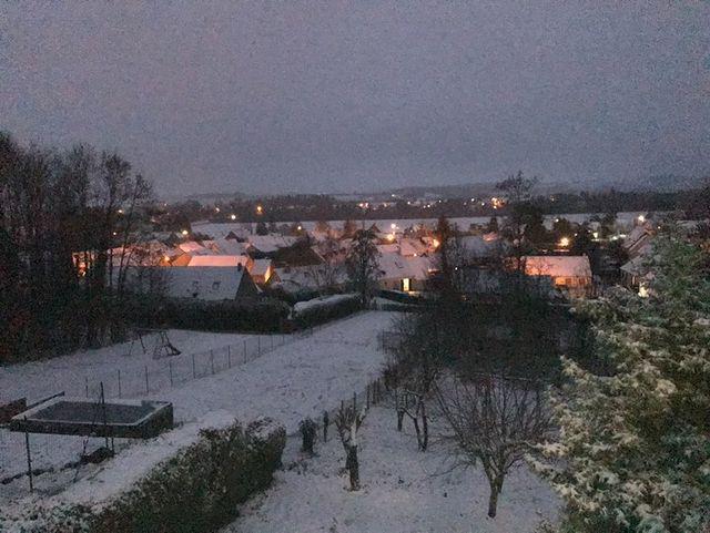 RadarEtMeteo's tweet photo. Plus de 10 centimètres de neige  relevés en #SeineEtMarne, précisément dans les hauteurs de #sammeron et du #LIMON, avec une neige qui accroché en moins de 5 minutes @MeteoContact @MeteoExpress @meteo60 @meteofrance @lachainemeteo @windyforecast @ExtremeMeteo https://t.co/sX3QiLPeNL