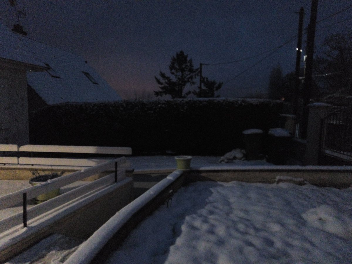 RadarEtMeteo's tweet photo. Plus de 10 centimètres de neige  relevés en #SeineEtMarne, précisément dans les hauteurs de #sammeron et du #LIMON, avec une neige qui accroché en moins de 5 minutes @MeteoContact @MeteoExpress @meteo60 @meteofrance @lachainemeteo @windyforecast @ExtremeMeteo https://t.co/sX3QiLPeNL