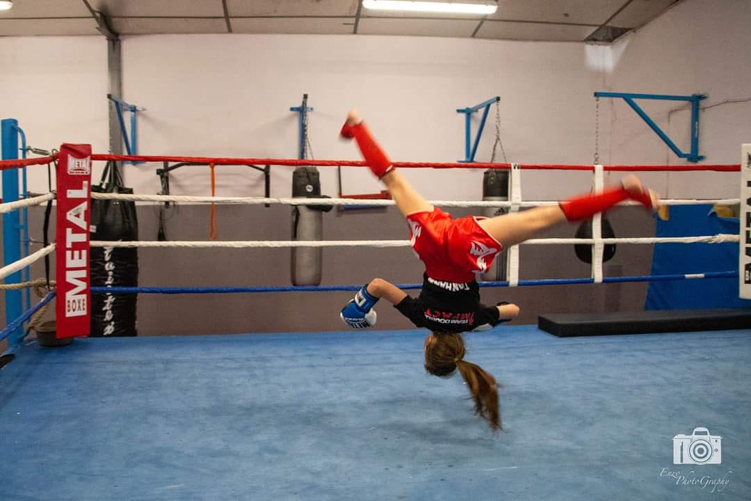 EnzoPhotoGraph1's tweet photo. Gymnaste ou boxeuse ?  @DoubleImpact17 @ffkmda @metalboxe  #photodesport #sportkickboxing #kickboxinglifewomen #kicksursacdefrappe  #kickboxingphotography #kickboxingpictures  #trainingboxer  #highkicktraining  #ganddeboxemetalboxe  #ffkmda2020 #ffkmda  #rouegymnastique https://t.co/5fYH3mITDX