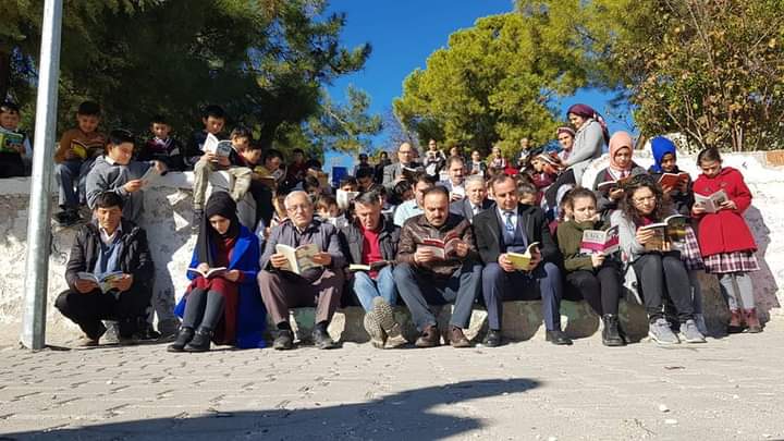 coskun_gokten's tweet photo. Encekler ilköğretimde kitap okuma saati #kulada Eğitim https://t.co/ezSKHPxU0q