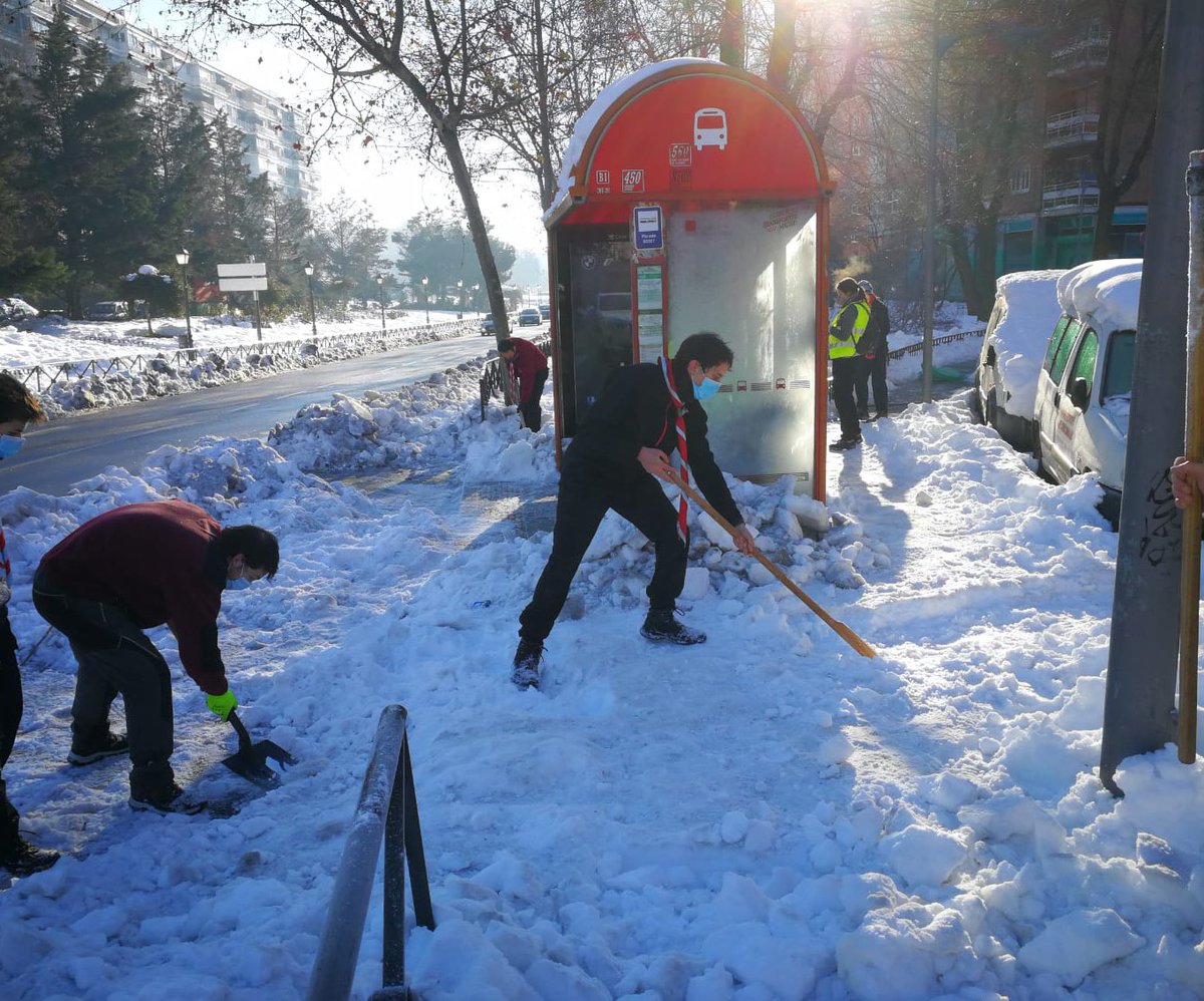 GSNomadas's tweet photo. Hoy desde temprano el Clan Orión con parte del Kraal hemos estado con @GSLibertas y @gstomahawk y con el apoyo de @EsmasAlcorcon , haciendo servicio de limpieza del hielo y nieve en las calles.

“... y ayudar al prójimo en cualquier circunstancia”
#SERVIR 
#WFIS 
#FPG https://t.co/GD1PohLoL1