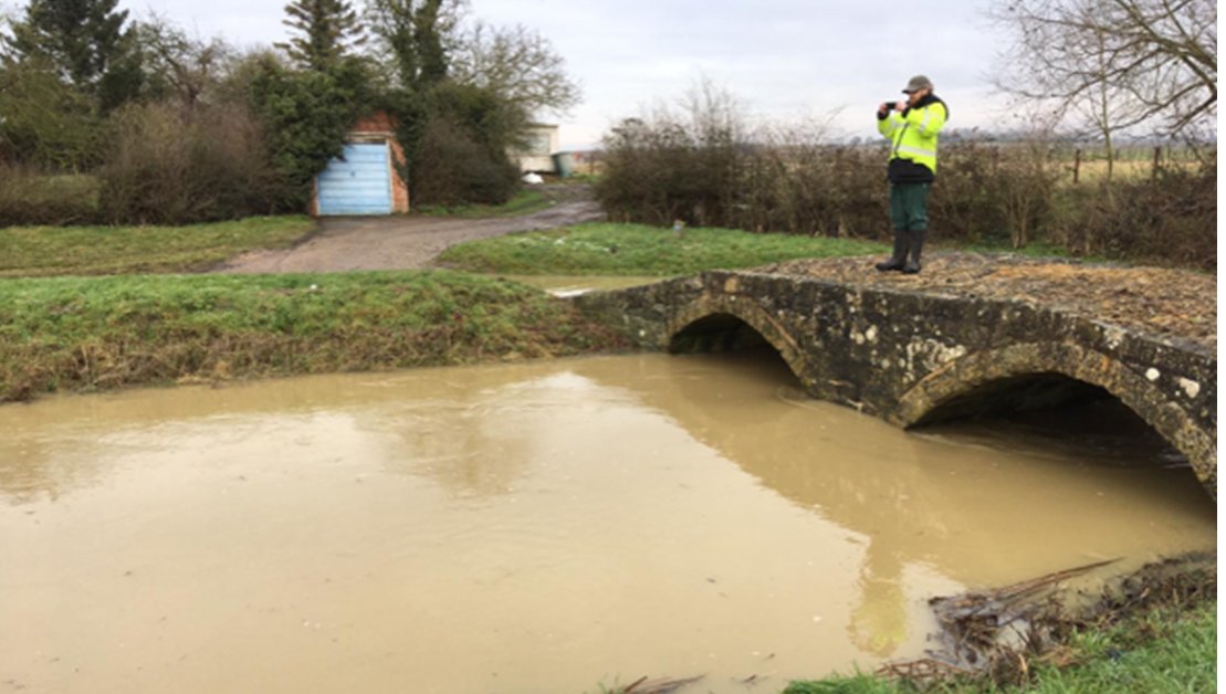 EnvAgencyMids's tweet photo. Our teams have been out checking #flood defences and monitoring river levels, including in the #Helpringham and #Scredington areas.
You can sign up for free flood warnings by visiting https://t.co/hquuoBs8hF or calling 0345 9881188.
#PrepareActSurvive https://t.co/2Roy9tn6oA