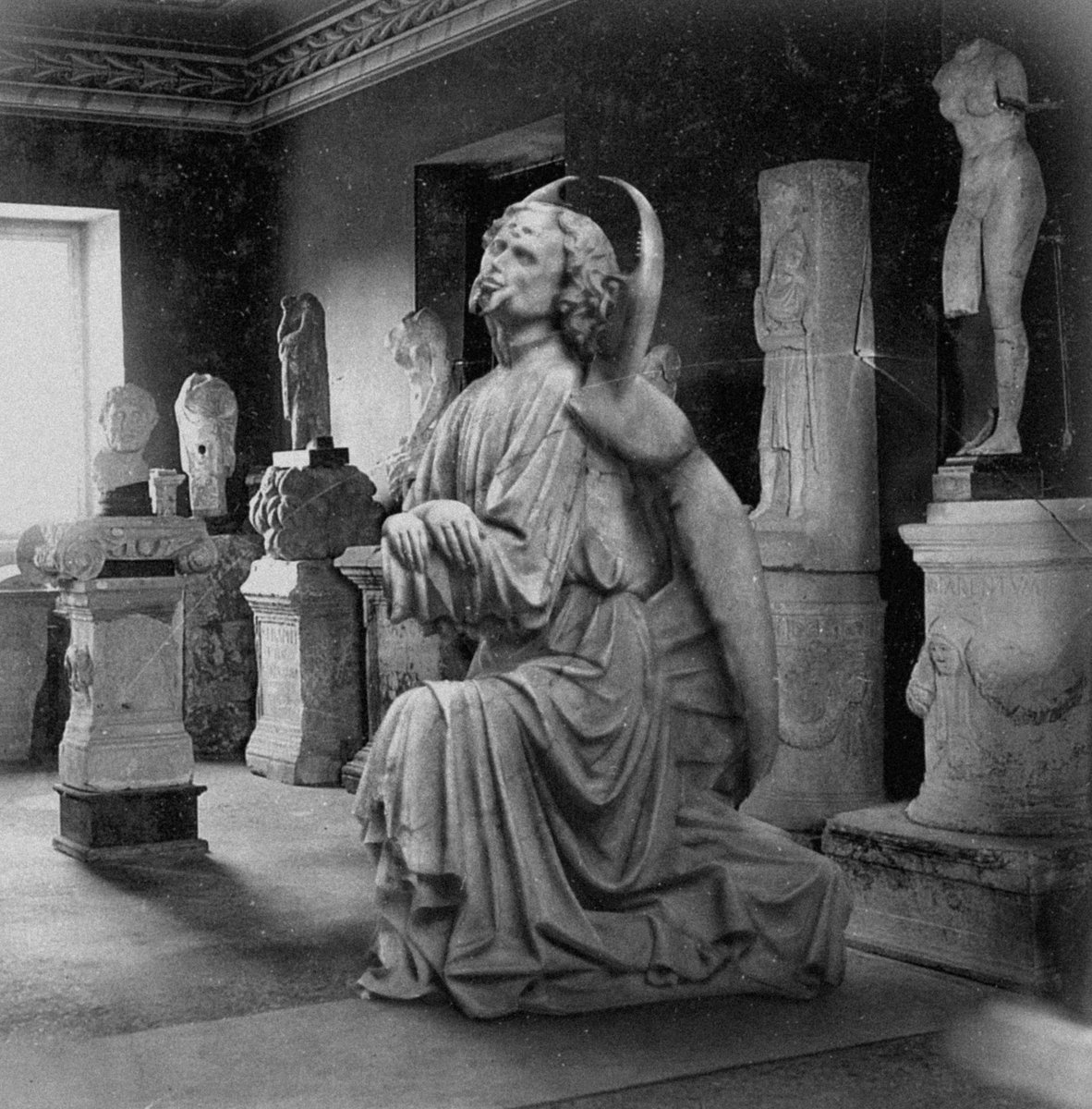 Valdevia_Art's tweet photo. Italy, 1917. An art collector finds three unusual statues in a small museum in Aquileia. They appear to represent angels with insect wings, pincers, and extra sets of limbs.

Entranced by them, he would acquire the sculptures for his personal collection. https://t.co/GUT4wWSjAV
