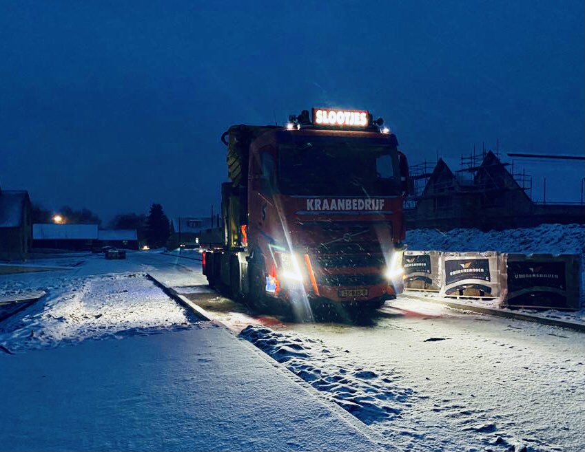 slootjeskranen's tweet photo. Ook op zaterdag in de sneeuw weer een lange dag voor onze autolaadkraan met hoogwerkerbak.
#6daagsewerkweek
#hoogwerker
#slootjeskraanbedrijf
#eenheftigbedrijf https://t.co/bv8I2ZXeGC