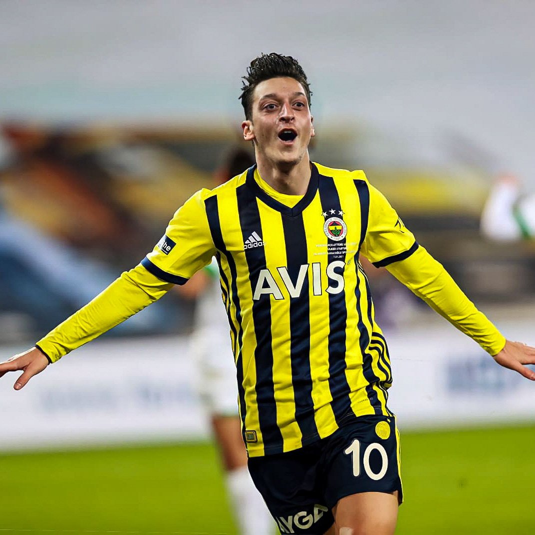 Kimilerine göre rüya, BİZE GÖRE GERÇEK; Dünya yıldızı Mesut Özil sarı lacivert çubuklu giyecek.