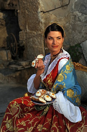 I hope you found this little thread interesting! It's yet another proof of how the different cultures of the Mediterranean are entangles. I'm leaving you with this stunning picture of an arbëreshë woman in traditional garments eating a cannolo  10/?