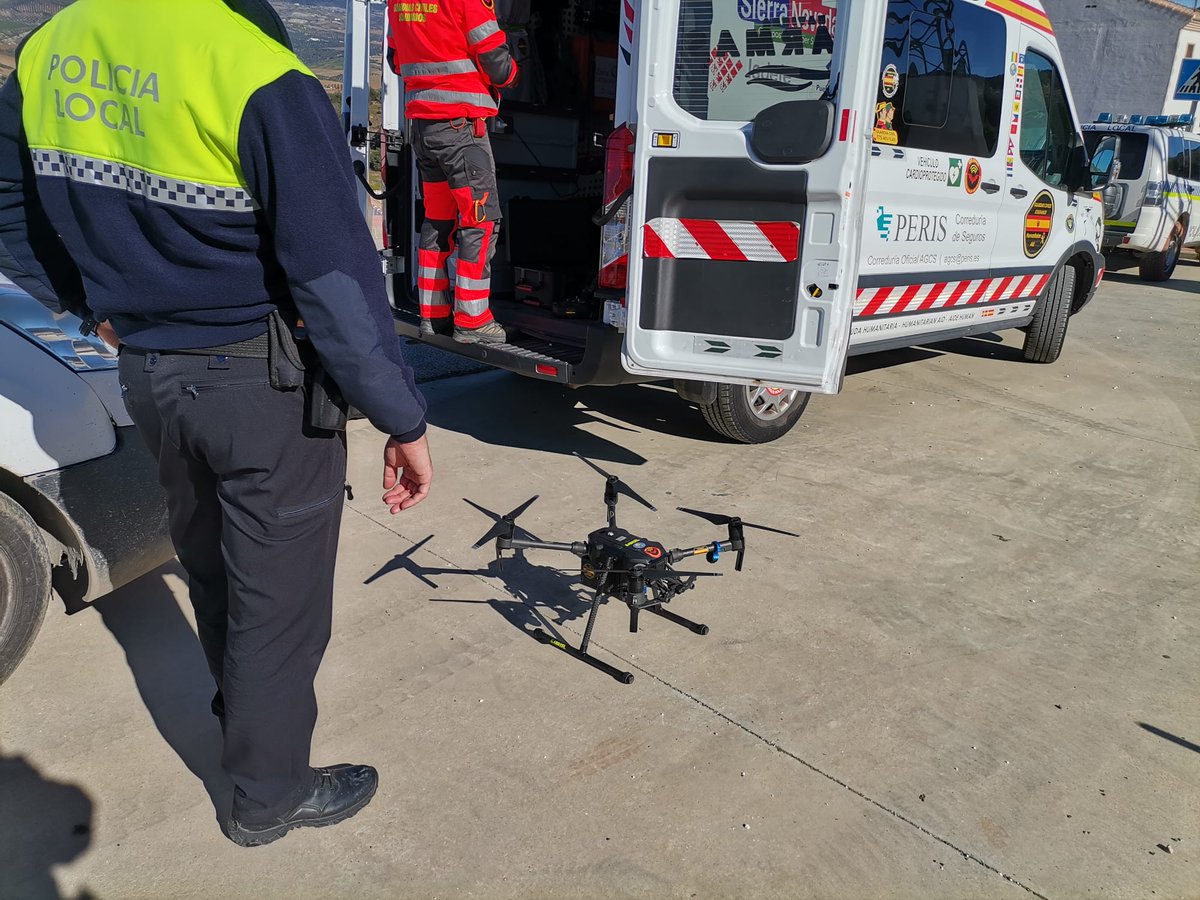 JesusNavarro's tweet photo. ⚠️ Se suspende hasta mañana la búsqueda del vecino #desaparecido en #Casabermeja (#Málaga).
Las labores se retomarán a las 09:00 horas.
Los voluntarios pueden acudir a la oficina de turismo.
Casi 100 personas han participado en las labores de hoy.
Muchas gracias a todos y todas. https://t.co/jxe12FhzrU
