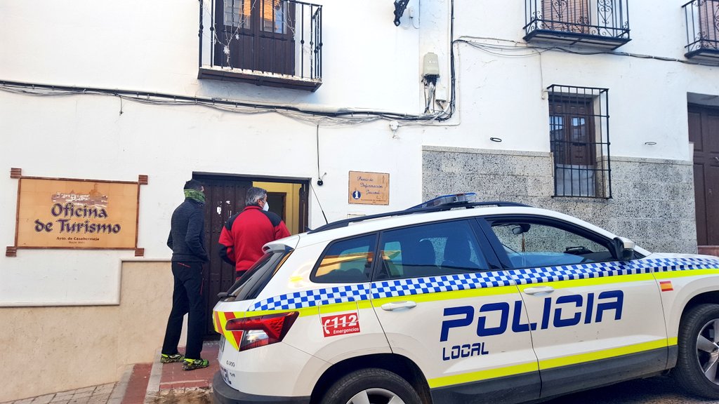 JesusNavarro's tweet photo. ⚠️ Se suspende hasta mañana la búsqueda del vecino #desaparecido en #Casabermeja (#Málaga).
Las labores se retomarán a las 09:00 horas.
Los voluntarios pueden acudir a la oficina de turismo.
Casi 100 personas han participado en las labores de hoy.
Muchas gracias a todos y todas. https://t.co/jxe12FhzrU