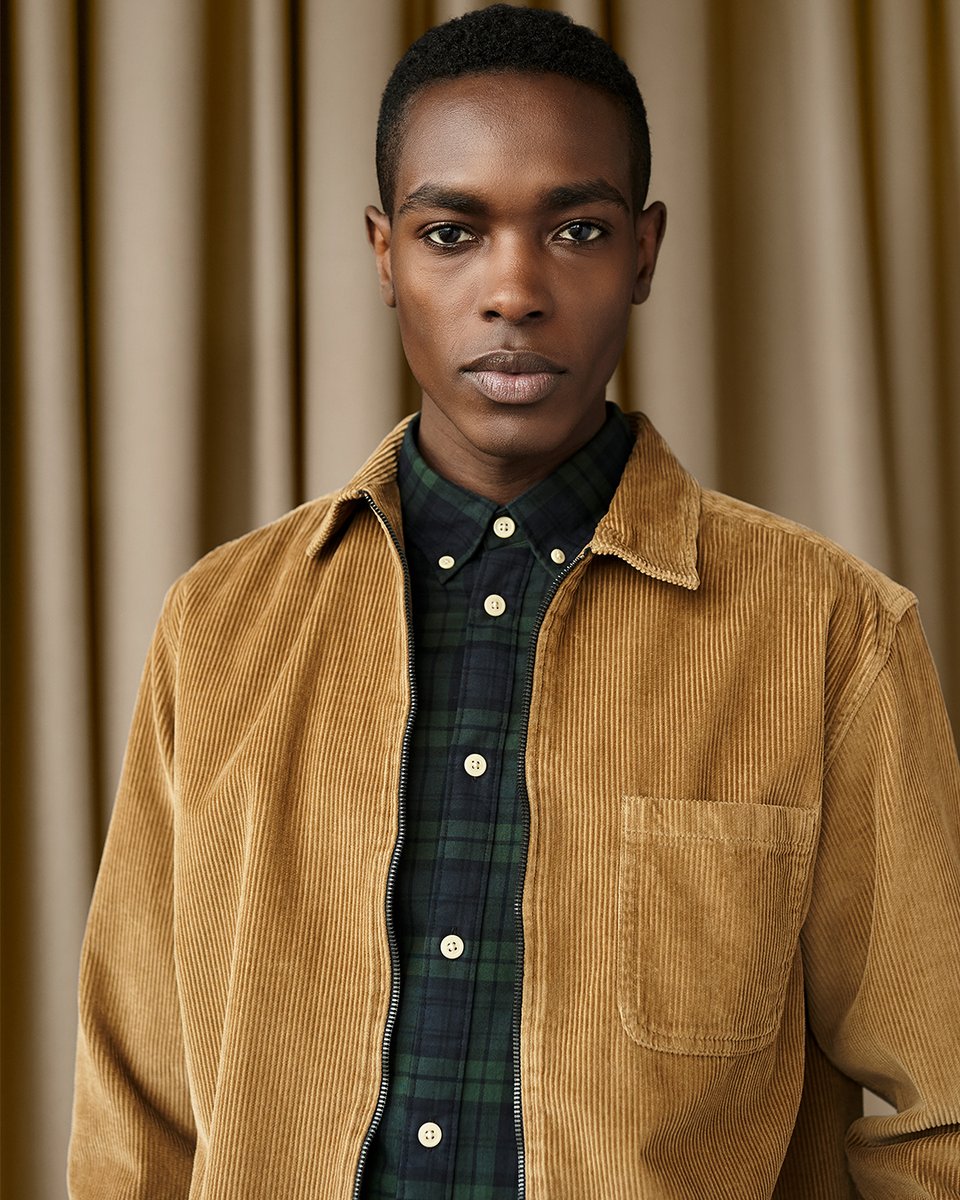 hudsonsbay's tweet photo. Calling all gents looking to level-up their closet this winter! 👀 Your one-stop shop awaits! Check out https://t.co/Iq5VpBDFH1 for all of this season’s menswear fashion essentials. #HBStyle #HBMen https://t.co/ESkKU3vh0N