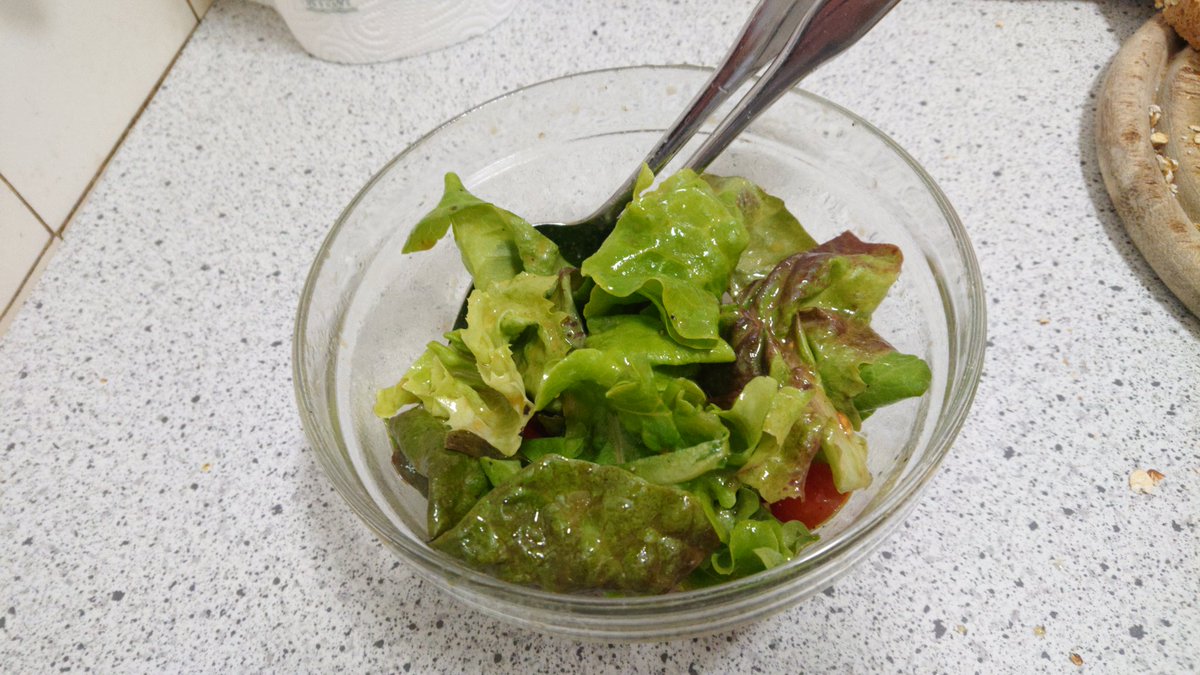 htcsonne's tweet image. Growing lettuce indoors without soil. 2 - 4 - 6 weeks, Itadakimasu! #Hydroponics #kratkymethod