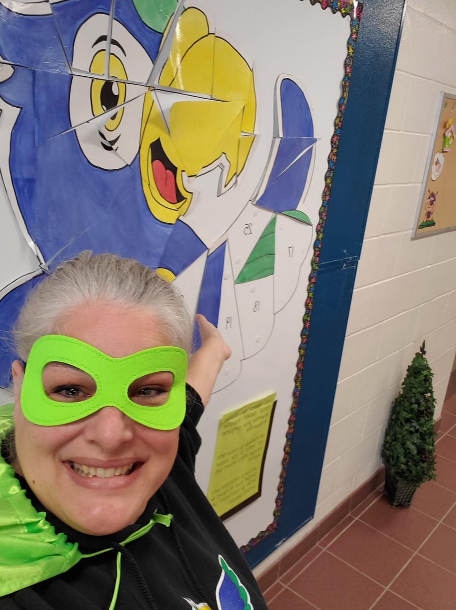 eecangegardien's tweet photo. «Super Mme Brigitte » fait le tour des classes virtuelles afin de féliciter les élèves et les membres du personnel pour leur excellent travail. La voici qui colle les morceaux de casse-tête des classes méritantes. Elle s’est envolée avant la tempête mais on la reverra bientôt! https://t.co/KX2osn4n1d