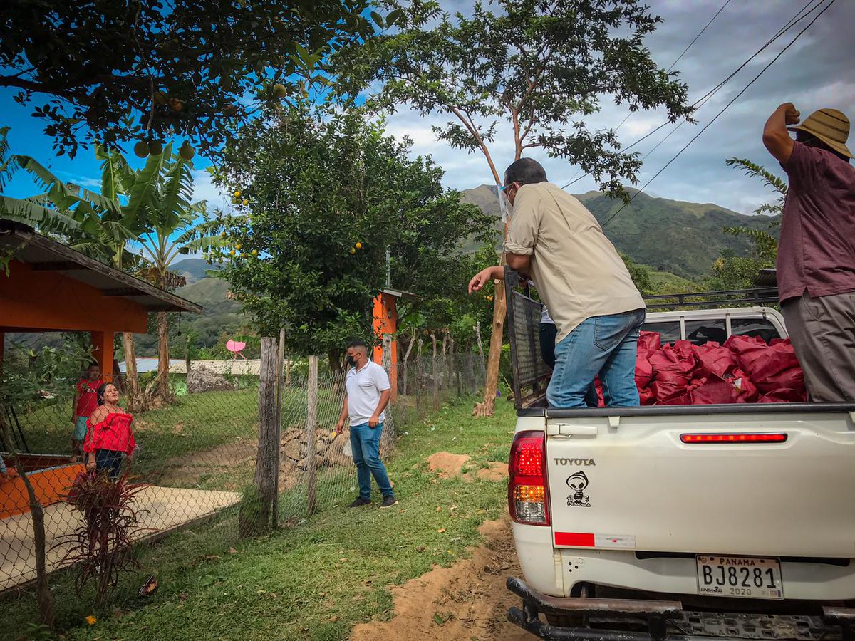 am_lapintada's tweet photo. En equipo con el HD @LE_CarlesR y @am_lapintada hemos llegado con la Caravana de la Alegría a los corregimientos de El Potrero y Las Lomas llevando alimentos casa por casa como apoyo solidario a las familias. Sigamos con fe y esperanza. @mifavorita919 @cocleinfos @AmupaOficial https://t.co/YCyLaUlQop