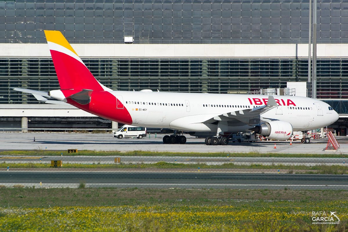 rafagarnav's tweet photo. Este @airbus A332 de @iberia (EC-MSY) esperando en Málaga su oportunidad para volar a Madrid/Barajas tras ser desviado cuando volvía de Montevideo como IB6012.  #iberia #malagaairport #aeropuertodemalaga #avgeeks #aviationlovers #airplanes #airbus #airbuslovers #a330 #ecmsy https://t.co/d9K2Q1AIb5