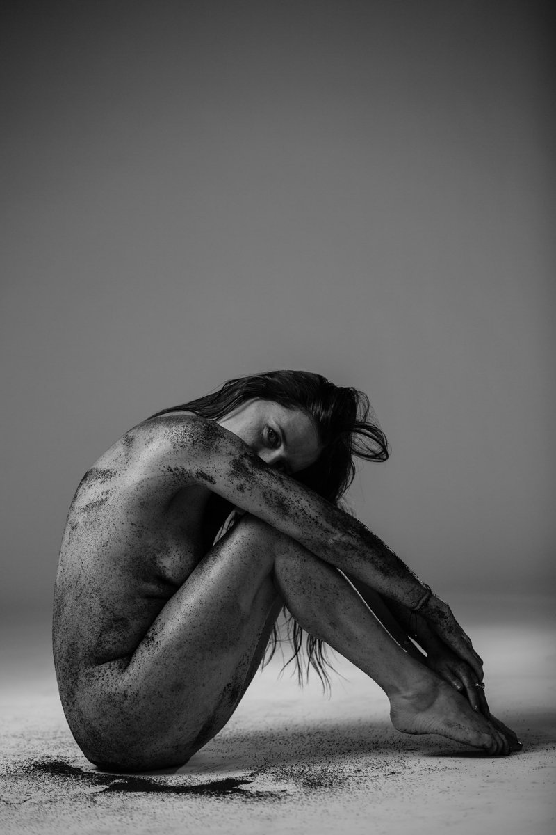 PrairieRanger's tweet photo. It’s a mood #toohot4IG #ArtistOnTwitter #artist #fineart #fineartphotography #fineartamerica #yycart #yegart #yquart #nude #studio #gritnglamour https://t.co/0tLx3RbOtR