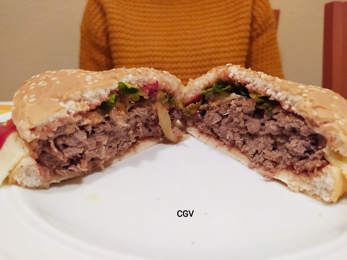 Csar_CGV's tweet photo. 🍔 Hamburguesa de #corza. 
Con pocos ingredientes (queso, cebolla caramelizada y algo de verde) para apreciar mejor el sabor 🔝 de la #carnedecaza.🤗

#comoloquecazo #delcampoalamesa #fromfieldtoplate #biggamehunting #deerhunting #deerburger #corzo #deerseason https://t.co/ADYYYxFkMQ