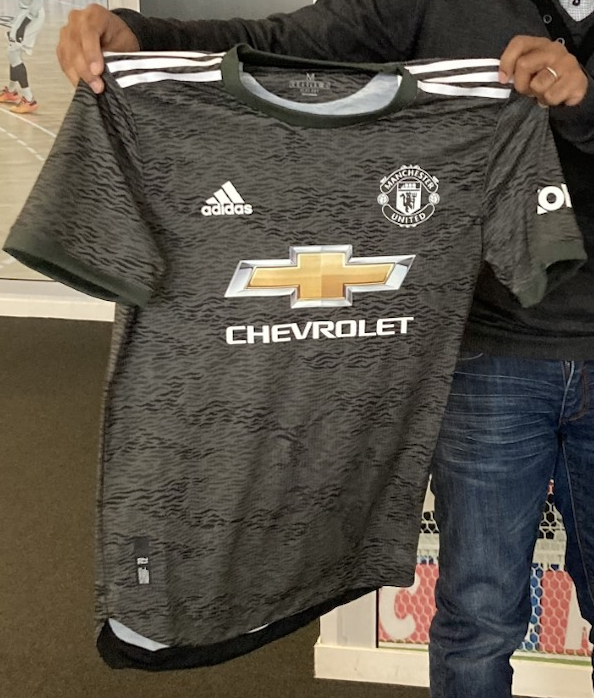 RMCsport's tweet photo. 🏴󠁧󠁢󠁥󠁮󠁧󠁿 À l'occasion du choc au sommet entre Liverpool et Manchester United (17h30, en direct sur #RMCSport 1⃣), on vous fait gagner un joli cadeau : le maillot extérieur des Red Devils ! 

🤞 Pour tentez de le remporter : RT + follow @RMCsport #adidasfootball #readyForFootball https://t.co/dntnyht0EO