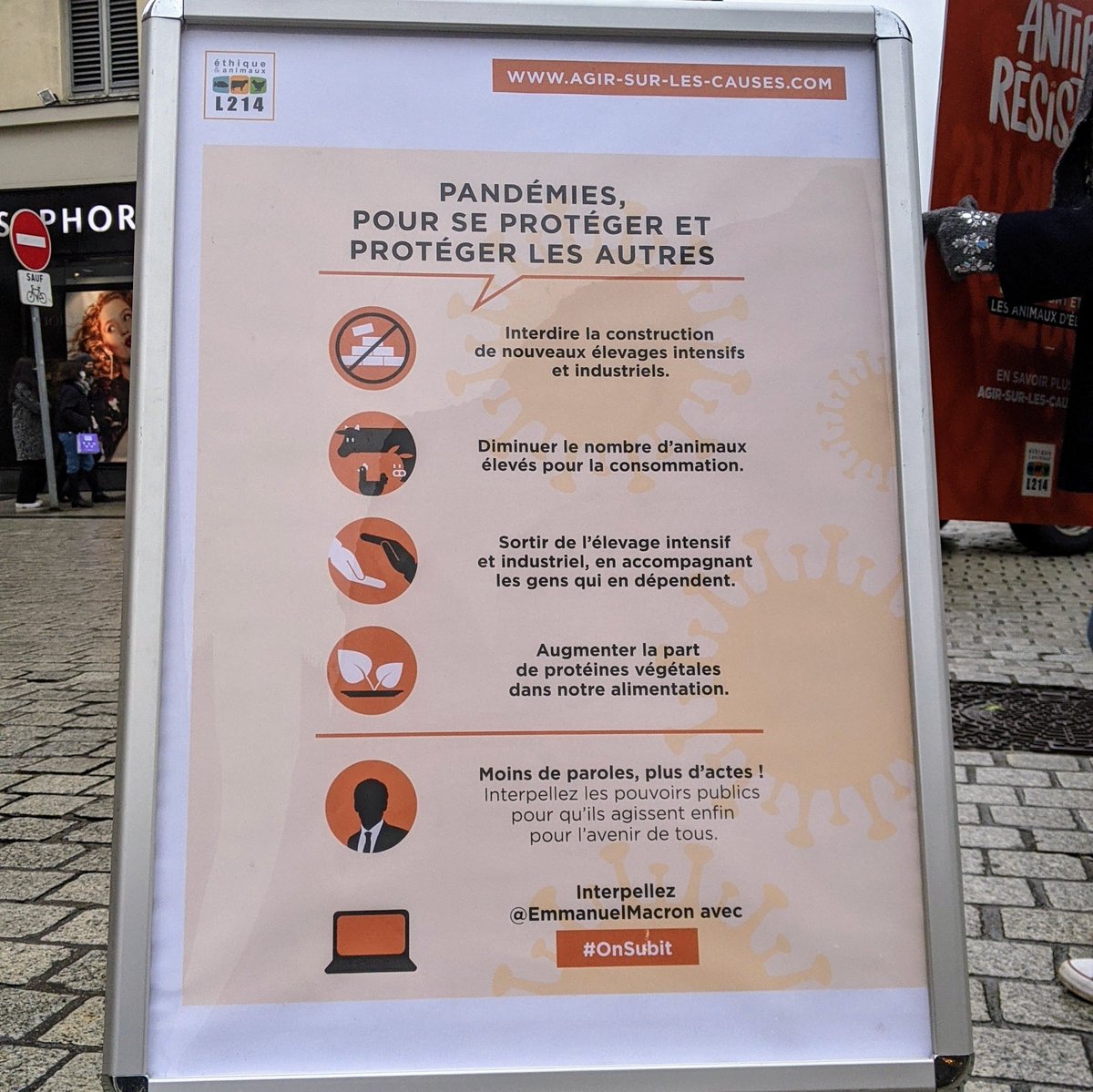 LeoLester's tweet photo. #OnSubit les pandémies, #COVIDー19...

@EmmanuelMacron, moins de paroles, plus d'actes contre l'élevage intensif ! 😡 https://t.co/9Re4c1wasf