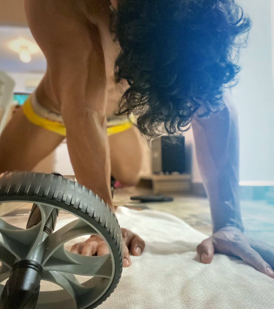 SAMOALLSTAR's tweet photo. Cuando la única opción es la libertad, hasta la ropa sobra. #morning #ejercise #freedom #love #lovemyself #losamo❤ #misamores https://t.co/vUErz1028o